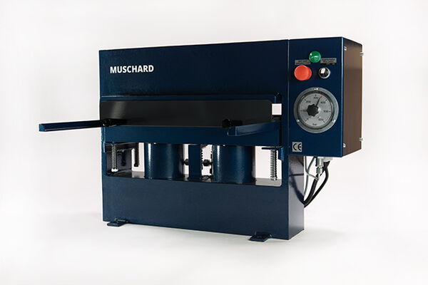 Prägepresse für Kfz-Kennzeichen