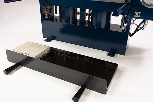 Prägepresse für Kfz-Kennzeichen