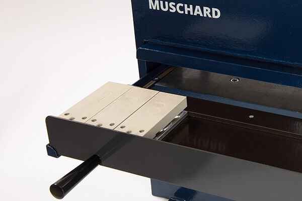 Prägepresse für Kfz-Kennzeichen